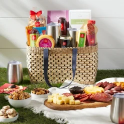 Deluxe Gourmet Picnic Gift Basket 12 Deluxe Gourmet Picnic Gift Basket -HICKORY FARMS Sales deluxe gourmet picnic gift basket 006547 6 1