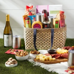 Deluxe Gourmet Picnic Gift Basket With Wine 14 Deluxe Gourmet Picnic Gift Basket With Wine -HICKORY FARMS Sales deluxe gourmet picnic gift basket with wine 006456 4